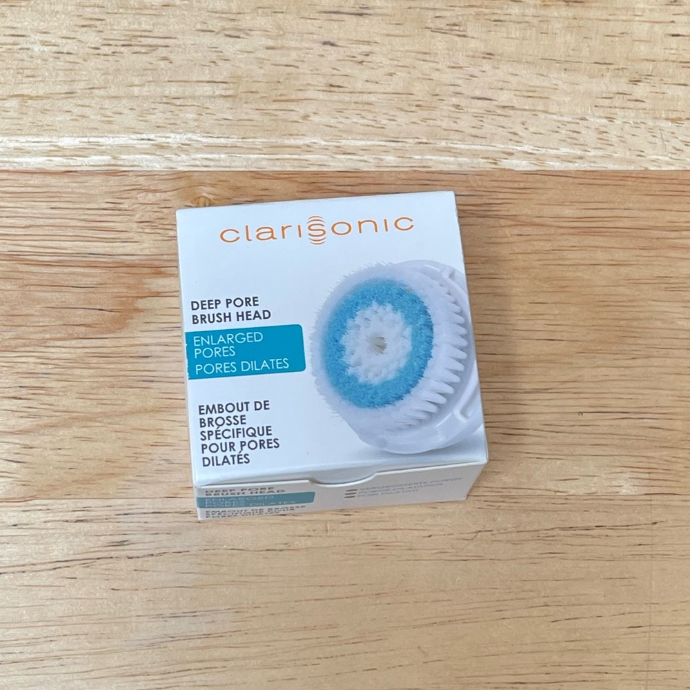 Deep pore brush head